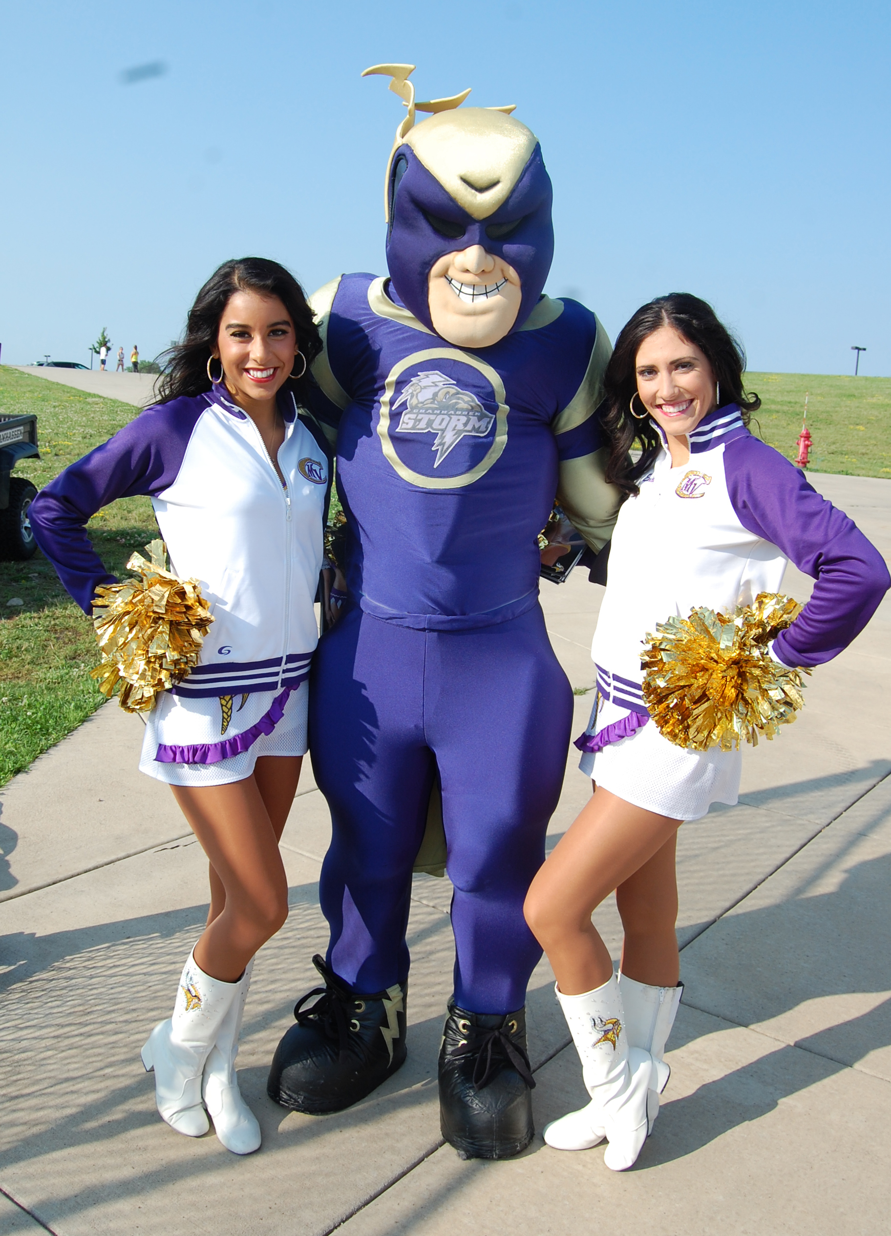 Vikings Cheerleaders who volunteered time to greet participants