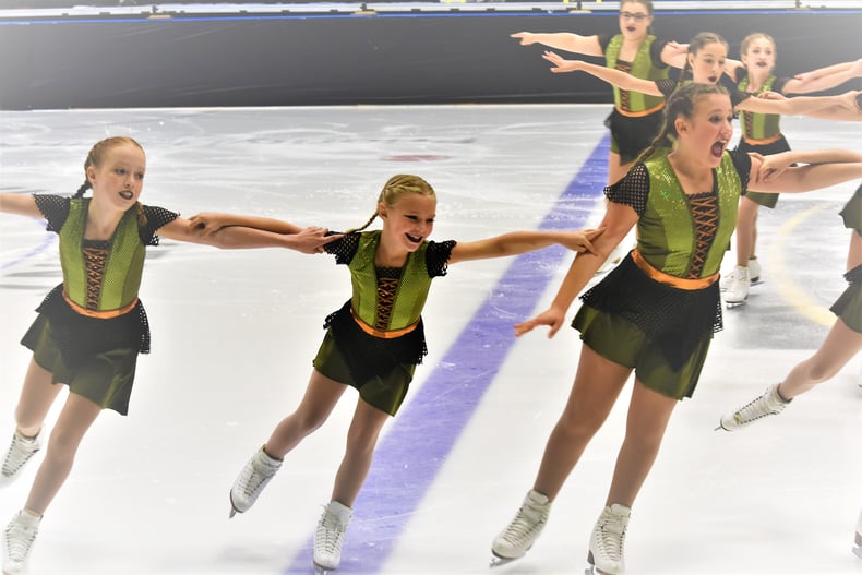 Onyx Synchro Juvenile Peter Pan holding arms skate.jpg