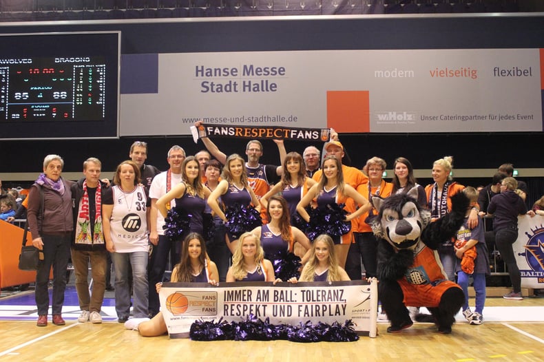 Rostock Seawolves dancers, mascot, and fans.